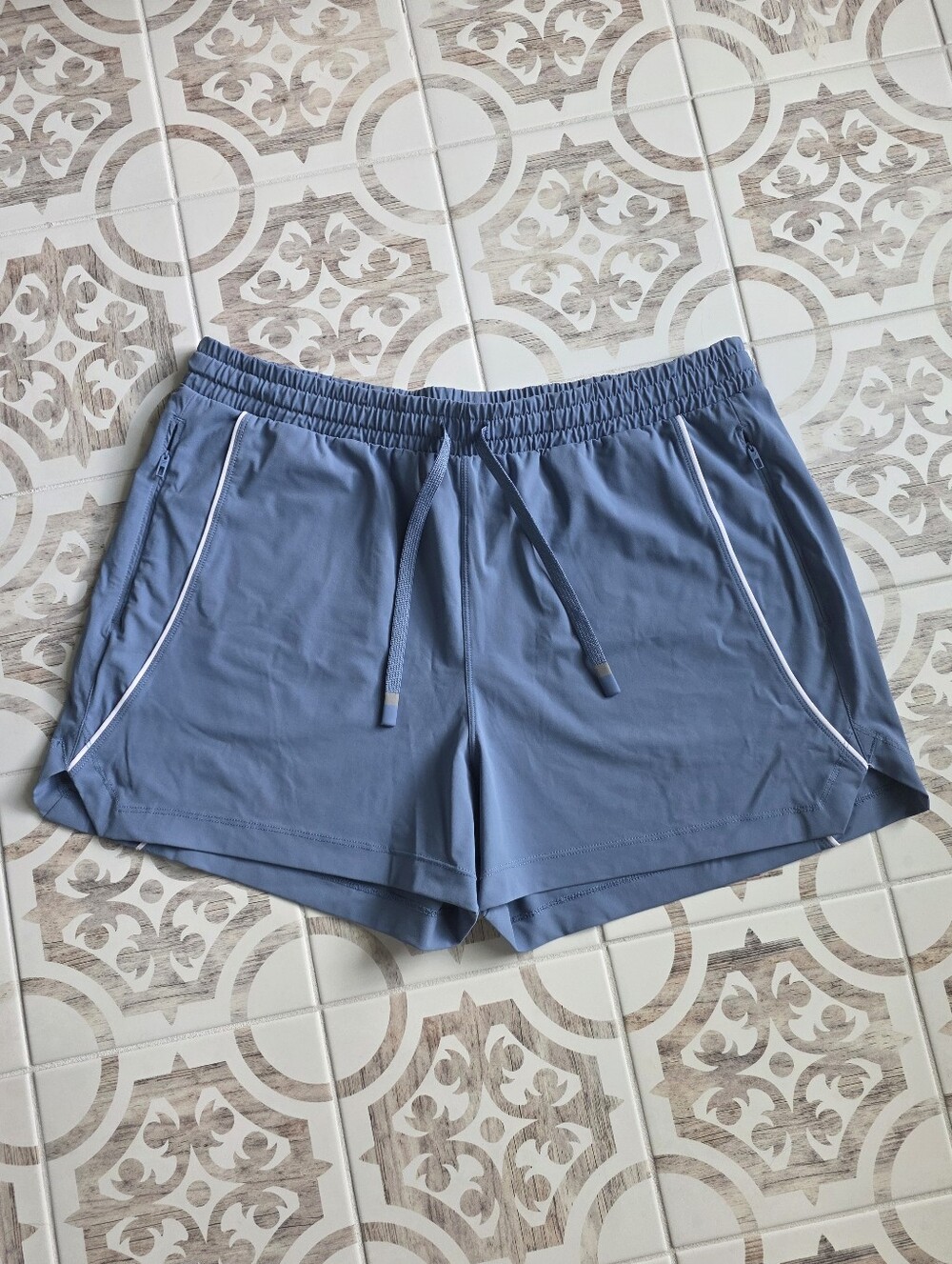 Fabletics The Piped One Short 3" - Women's Large